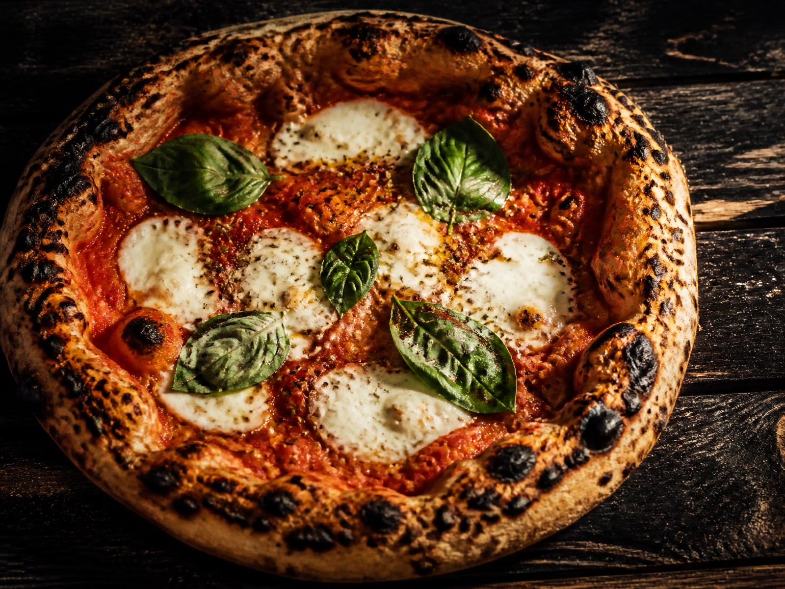 Pizza napolitaine cuite au feu de bois chez La Bella Napoli